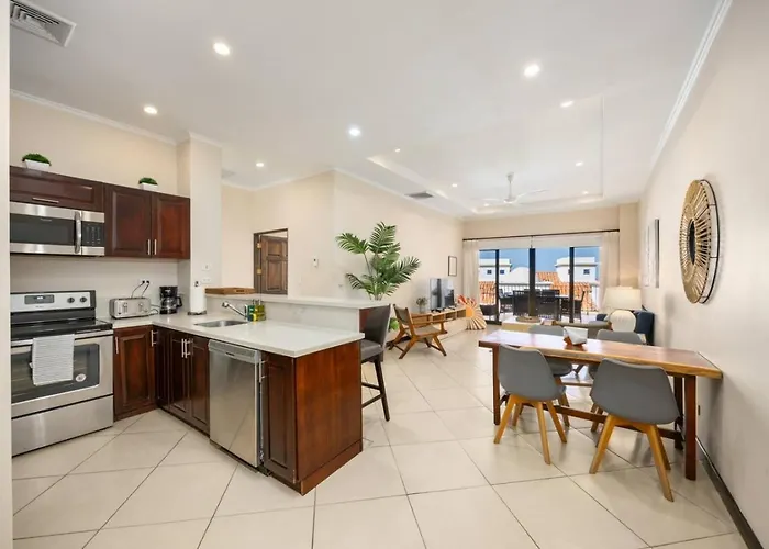 Apartment 2br, Luxury Escape With Pool, Balcony And Views