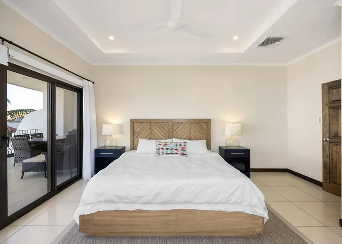 Apartment 2br, Luxury Escape With Pool, Balcony And Views *