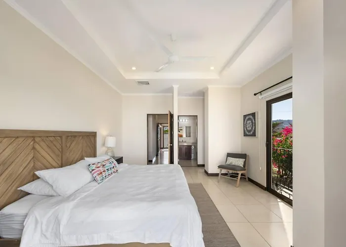 2br, Luxury Escape With Pool, Balcony And Views