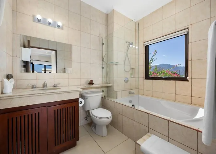 2br, Luxury Escape With Pool, Balcony And Views