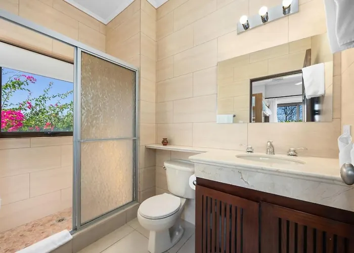 Apartment 2br, Luxury Escape With Pool, Balcony And Views *